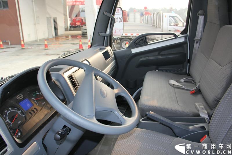 2013年12月13日，以“闯天地，立格局”为主题的开瑞绿卡2014商务年会在成都召开。奇瑞汽车公司领导、开瑞绿卡公司领导及来自全国各地的绿卡经销商、服务商、大客户专用车合作伙伴及部分媒体参加了会议。当日上午，开瑞绿卡2014全系新品亮相。当天还举行了开瑞绿卡媒体试乘试驾活动。图为搭载康明斯ISF2.8发动机的开瑞绿卡S系列试乘试驾。