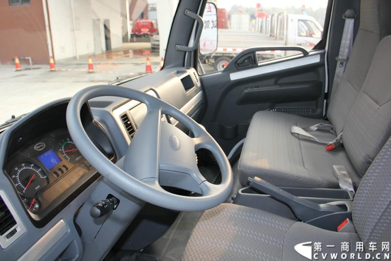 2013年12月13日，以“闯天地，立格局”为主题的开瑞绿卡2014商务年会在成都召开。奇瑞汽车公司领导、开瑞绿卡公司领导及来自全国各地的绿卡经销商、服务商、大客户专用车合作伙伴及部分媒体参加了会议。当日上午，开瑞绿卡2014全系新品亮相。当天还举行了开瑞绿卡媒体试乘试驾活动。图为搭载康明斯ISF2.8发动机的开瑞绿卡S系列试乘试驾。