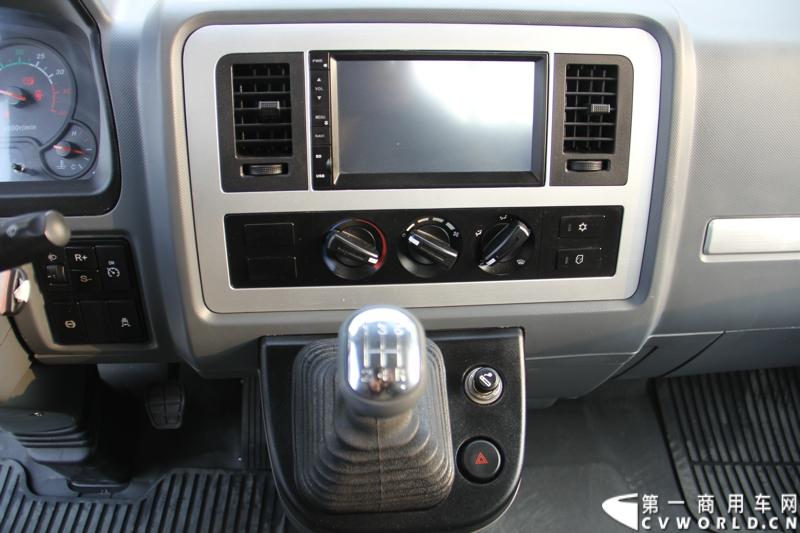 2013年12月13日，以“闯天地，立格局”为主题的开瑞绿卡2014商务年会在成都召开。奇瑞汽车公司领导、开瑞绿卡公司领导及来自全国各地的绿卡经销商、服务商、大客户专用车合作伙伴及部分媒体参加了会议。当日上午，开瑞绿卡2014全系新品亮相。当天还举行了开瑞绿卡媒体试乘试驾活动。图为搭载康明斯ISF2.8发动机的开瑞绿卡S系列试乘试驾。