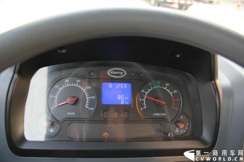 2013年12月13日，以“闯天地，立格局”为主题的开瑞绿卡2014商务年会在成都召开。奇瑞汽车公司领导、开瑞绿卡公司领导及来自全国各地的绿卡经销商、服务商、大客户专用车合作伙伴及部分媒体参加了会议。当日上午，开瑞绿卡2014全系新品亮相。当天还举行了开瑞绿卡媒体试乘试驾活动。图为搭载康明斯ISF2.8发动机的开瑞绿卡S系列试乘试驾。