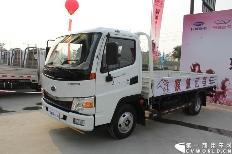 2013年12月13日，以“闯天地，立格局”为主题的开瑞绿卡2014商务年会在成都召开。奇瑞汽车公司领导、开瑞绿卡公司领导及来自全国各地的绿卡经销商、服务商、大客户专用车合作伙伴及部分媒体参加了会议。当日上午，开瑞绿卡2014全系新品亮相。当天还举行了开瑞绿卡媒体试乘试驾活动。图为搭载康明斯ISF2.8发动机的开瑞绿卡S系列试乘试驾。