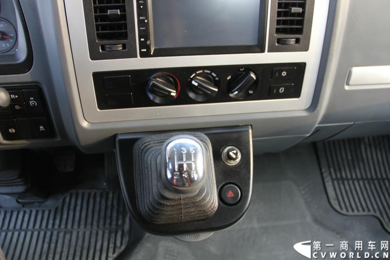 2013年12月13日，以“闯天地，立格局”为主题的开瑞绿卡2014商务年会在成都召开。奇瑞汽车公司领导、开瑞绿卡公司领导及来自全国各地的绿卡经销商、服务商、大客户专用车合作伙伴及部分媒体参加了会议。当日上午，开瑞绿卡2014全系新品亮相。当天还举行了开瑞绿卡媒体试乘试驾活动。图为搭载康明斯ISF2.8发动机的开瑞绿卡S系列试乘试驾。