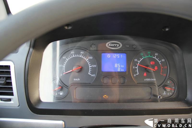 2013年12月13日，以“闯天地，立格局”为主题的开瑞绿卡2014商务年会在成都召开。奇瑞汽车公司领导、开瑞绿卡公司领导及来自全国各地的绿卡经销商、服务商、大客户专用车合作伙伴及部分媒体参加了会议。当日上午，开瑞绿卡2014全系新品亮相。当天还举行了开瑞绿卡媒体试乘试驾活动。图为搭载康明斯ISF2.8发动机的开瑞绿卡S系列试乘试驾。