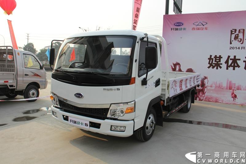 2013年12月13日，以“闯天地，立格局”为主题的开瑞绿卡2014商务年会在成都召开。奇瑞汽车公司领导、开瑞绿卡公司领导及来自全国各地的绿卡经销商、服务商、大客户专用车合作伙伴及部分媒体参加了会议。当日上午，开瑞绿卡2014全系新品亮相。当天还举行了开瑞绿卡媒体试乘试驾活动。图为搭载康明斯ISF2.8发动机的开瑞绿卡S系列试乘试驾。