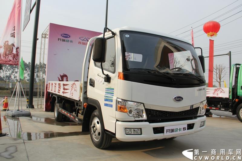 2013年12月13日，以“闯天地，立格局”为主题的开瑞绿卡2014商务年会在成都召开。奇瑞汽车公司领导、开瑞绿卡公司领导及来自全国各地的绿卡经销商、服务商、大客户专用车合作伙伴及部分媒体参加了会议。当日上午，开瑞绿卡2014全系新品亮相。当天还举行了开瑞绿卡媒体试乘试驾活动。图为搭载康明斯ISF2.8发动机的开瑞绿卡S系列试乘试驾。