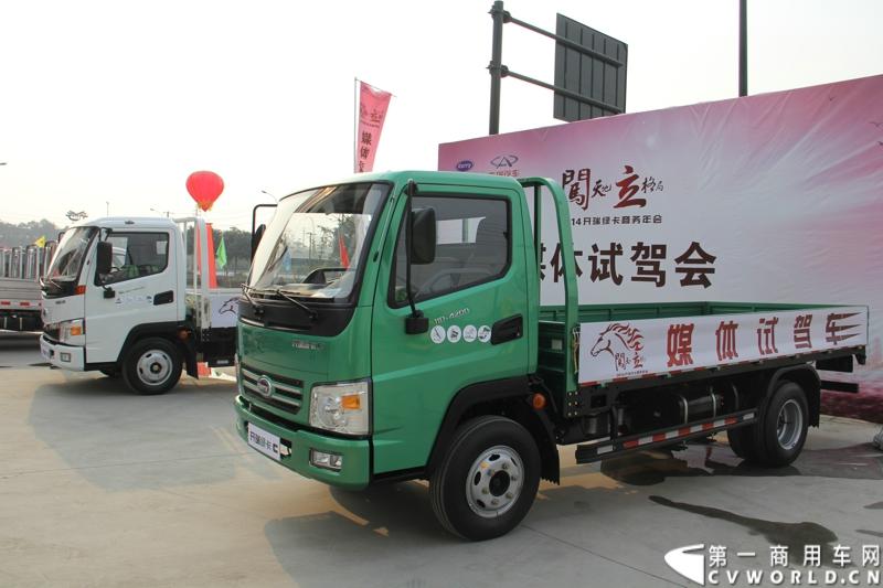 2013年12月13日，以“闯天地，立格局”为主题的开瑞绿卡2014商务年会在成都召开。奇瑞汽车公司领导、开瑞绿卡公司领导及来自全国各地的绿卡经销商、服务商、大客户专用车合作伙伴及部分媒体参加了会议。当日上午，开瑞绿卡2014全系新品亮相。当天还举行了开瑞绿卡媒体试乘试驾活动。图为搭载五十铃发动机的开瑞绿卡C系列试乘试驾 。