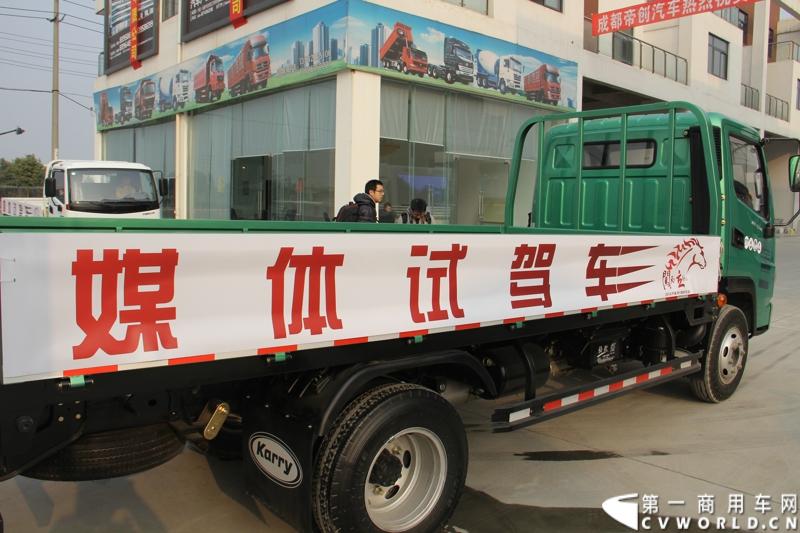 2013年12月13日，以“闯天地，立格局”为主题的开瑞绿卡2014商务年会在成都召开。奇瑞汽车公司领导、开瑞绿卡公司领导及来自全国各地的绿卡经销商、服务商、大客户专用车合作伙伴及部分媒体参加了会议。当日上午，开瑞绿卡2014全系新品亮相。当天还举行了开瑞绿卡媒体试乘试驾活动。图为搭载五十铃发动机的开瑞绿卡C系列试乘试驾 。