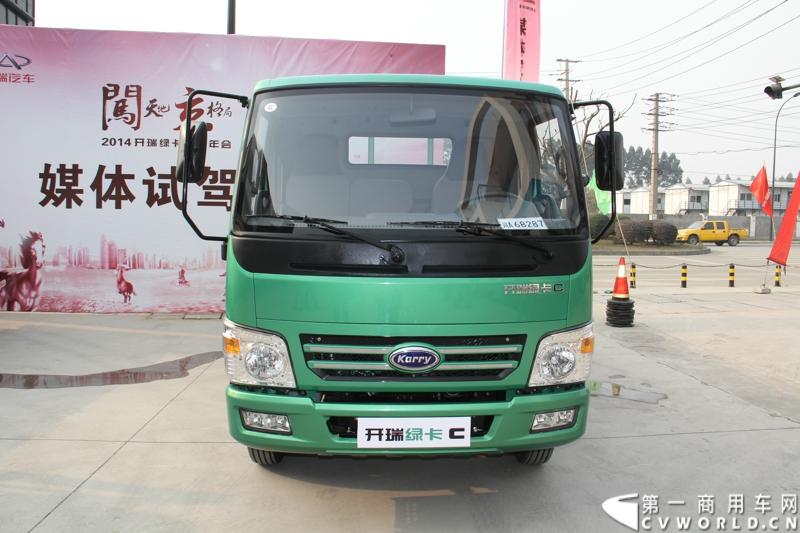 2013年12月13日，以“闯天地，立格局”为主题的开瑞绿卡2014商务年会在成都召开。奇瑞汽车公司领导、开瑞绿卡公司领导及来自全国各地的绿卡经销商、服务商、大客户专用车合作伙伴及部分媒体参加了会议。当日上午，开瑞绿卡2014全系新品亮相。当天还举行了开瑞绿卡媒体试乘试驾活动。图为搭载五十铃发动机的开瑞绿卡C系列试乘试驾 。