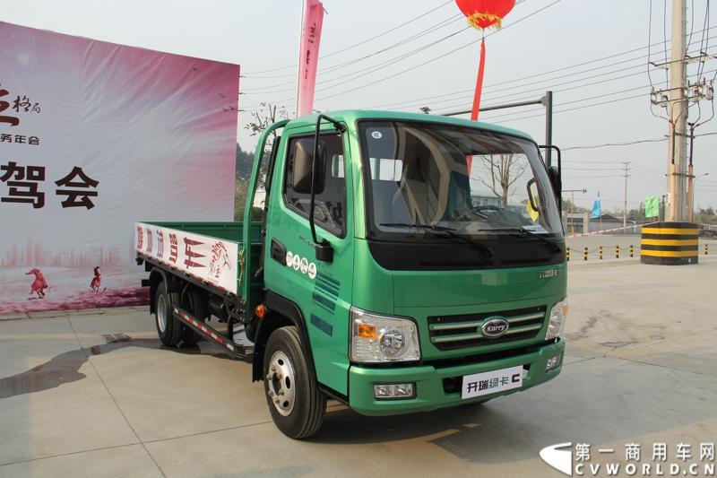 2013年12月13日，以“闯天地，立格局”为主题的开瑞绿卡2014商务年会在成都召开。奇瑞汽车公司领导、开瑞绿卡公司领导及来自全国各地的绿卡经销商、服务商、大客户专用车合作伙伴及部分媒体参加了会议。当日上午，开瑞绿卡2014全系新品亮相。当天还举行了开瑞绿卡媒体试乘试驾活动。图为搭载五十铃发动机的开瑞绿卡C系列试乘试驾 。