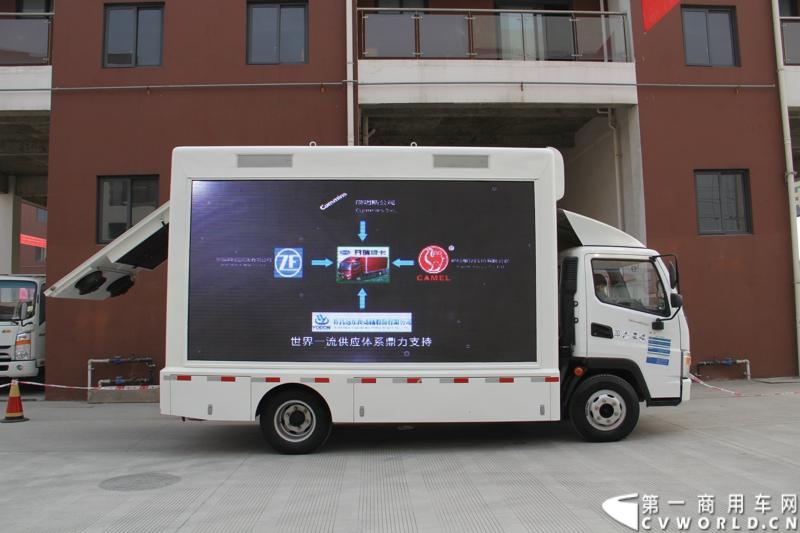 2013年12月13日，以“闯天地，立格局”为主题的开瑞绿卡2014商务年会在成都召开。奇瑞汽车公司领导、开瑞绿卡公司领导及来自全国各地的绿卡经销商、服务商、大客户专用车合作伙伴及部分媒体参加了会议。当日上午，开瑞绿卡2014全系新品亮相。当天还举行了开瑞绿卡媒体试乘试驾活动。图为搭载扬柴发动机的开瑞绿卡T系列。