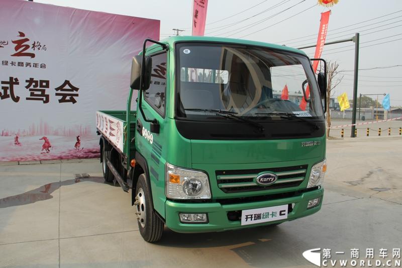 2013年12月13日，以“闯天地，立格局”为主题的开瑞绿卡2014商务年会在成都召开。奇瑞汽车公司领导、开瑞绿卡公司领导及来自全国各地的绿卡经销商、服务商、大客户专用车合作伙伴及部分媒体参加了会议。当日上午，开瑞绿卡2014全系新品亮相。当天还举行了开瑞绿卡媒体试乘试驾活动。图为搭载五十铃发动机的开瑞绿卡C系列试乘试驾 。