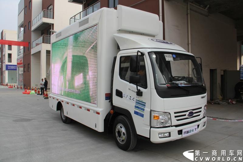 2013年12月13日，以“闯天地，立格局”为主题的开瑞绿卡2014商务年会在成都召开。奇瑞汽车公司领导、开瑞绿卡公司领导及来自全国各地的绿卡经销商、服务商、大客户专用车合作伙伴及部分媒体参加了会议。当日上午，开瑞绿卡2014全系新品亮相。当天还举行了开瑞绿卡媒体试乘试驾活动。图为开瑞绿卡T系列轻卡。