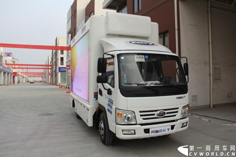 2013年12月13日，以“闯天地，立格局”为主题的开瑞绿卡2014商务年会在成都召开。奇瑞汽车公司领导、开瑞绿卡公司领导及来自全国各地的绿卡经销商、服务商、大客户专用车合作伙伴及部分媒体参加了会议。当日上午，开瑞绿卡2014全系新品亮相。当天还举行了开瑞绿卡媒体试乘试驾活动。图为开瑞绿卡T系列轻卡。