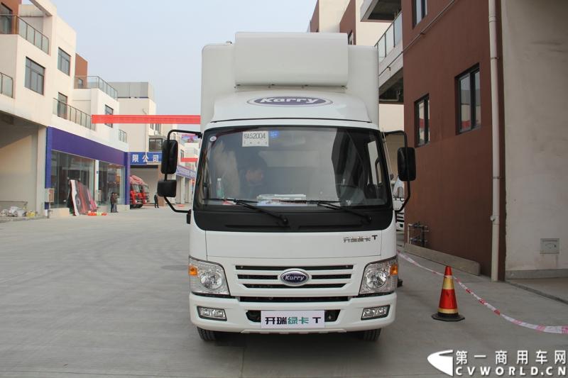 2013年12月13日，以“闯天地，立格局”为主题的开瑞绿卡2014商务年会在成都召开。奇瑞汽车公司领导、开瑞绿卡公司领导及来自全国各地的绿卡经销商、服务商、大客户专用车合作伙伴及部分媒体参加了会议。当日上午，开瑞绿卡2014全系新品亮相。当天还举行了开瑞绿卡媒体试乘试驾活动。图为开瑞绿卡T系列轻卡。