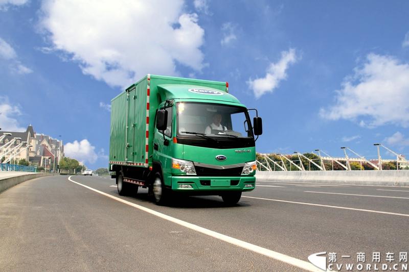 2013年12月13日，以“闯天地，立格局”为主题的开瑞绿卡2014商务年会在成都召开。奇瑞汽车公司领导、开瑞绿卡公司领导及来自全国各地的绿卡经销商、服务商、大客户专用车合作伙伴及部分媒体参加了会议。当日上午，开瑞绿卡2014全系新品亮相。