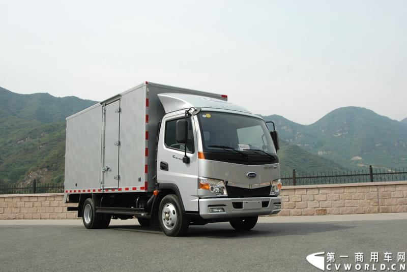 2013年12月13日，以“闯天地，立格局”为主题的开瑞绿卡2014商务年会在成都召开。奇瑞汽车公司领导、开瑞绿卡公司领导及来自全国各地的绿卡经销商、服务商、大客户专用车合作伙伴及部分媒体参加了会议。当日上午，开瑞绿卡2014全系新品亮相。