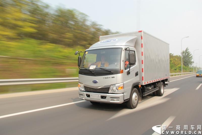 2013年12月13日，以“闯天地，立格局”为主题的开瑞绿卡2014商务年会在成都召开。奇瑞汽车公司领导、开瑞绿卡公司领导及来自全国各地的绿卡经销商、服务商、大客户专用车合作伙伴及部分媒体参加了会议。当日上午，开瑞绿卡2014全系新品亮相。