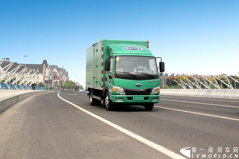 2013年12月13日，以“闯天地，立格局”为主题的开瑞绿卡2014商务年会在成都召开。奇瑞汽车公司领导、开瑞绿卡公司领导及来自全国各地的绿卡经销商、服务商、大客户专用车合作伙伴及部分媒体参加了会议。当日上午，开瑞绿卡2014全系新品亮相。