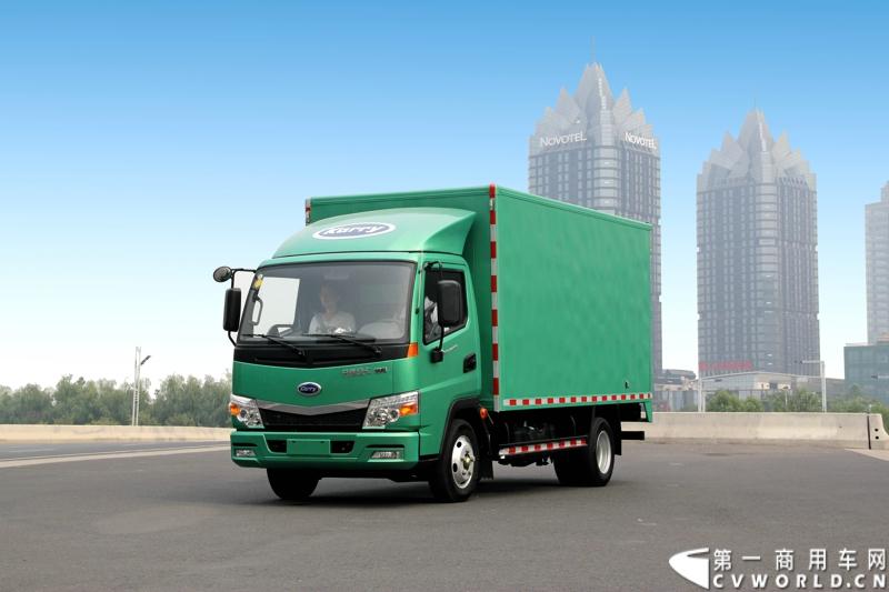 2013年12月13日，以“闯天地，立格局”为主题的开瑞绿卡2014商务年会在成都召开。奇瑞汽车公司领导、开瑞绿卡公司领导及来自全国各地的绿卡经销商、服务商、大客户专用车合作伙伴及部分媒体参加了会议。当日上午，开瑞绿卡2014全系新品亮相。