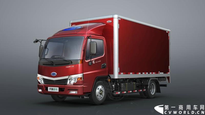 2013年12月13日，以“闯天地，立格局”为主题的开瑞绿卡2014商务年会在成都召开。奇瑞汽车公司领导、开瑞绿卡公司领导及来自全国各地的绿卡经销商、服务商、大客户专用车合作伙伴及部分媒体参加了会议。当日上午，开瑞绿卡2014全系新品亮相。图为karry单排厢式轻卡。