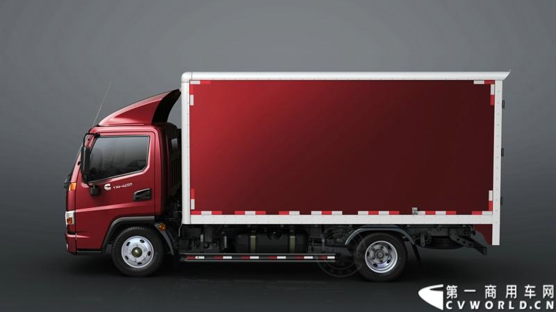 2013年12月13日，以“闯天地，立格局”为主题的开瑞绿卡2014商务年会在成都召开。奇瑞汽车公司领导、开瑞绿卡公司领导及来自全国各地的绿卡经销商、服务商、大客户专用车合作伙伴及部分媒体参加了会议。当日上午，开瑞绿卡2014全系新品亮相。图为karry单排厢式轻卡。