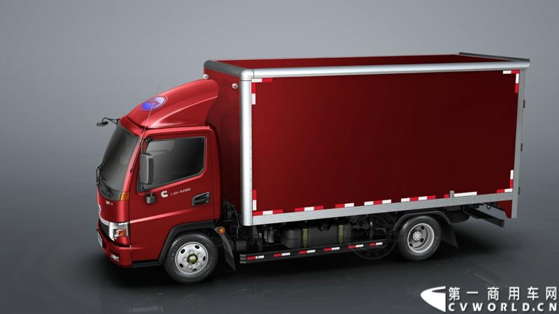 2013年12月13日，以“闯天地，立格局”为主题的开瑞绿卡2014商务年会在成都召开。奇瑞汽车公司领导、开瑞绿卡公司领导及来自全国各地的绿卡经销商、服务商、大客户专用车合作伙伴及部分媒体参加了会议。当日上午，开瑞绿卡2014全系新品亮相。图为karry单排厢式轻卡。