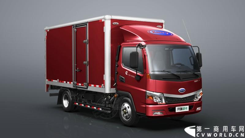 2013年12月13日，以“闯天地，立格局”为主题的开瑞绿卡2014商务年会在成都召开。奇瑞汽车公司领导、开瑞绿卡公司领导及来自全国各地的绿卡经销商、服务商、大客户专用车合作伙伴及部分媒体参加了会议。当日上午，开瑞绿卡2014全系新品亮相。图为karry单排厢式轻卡。