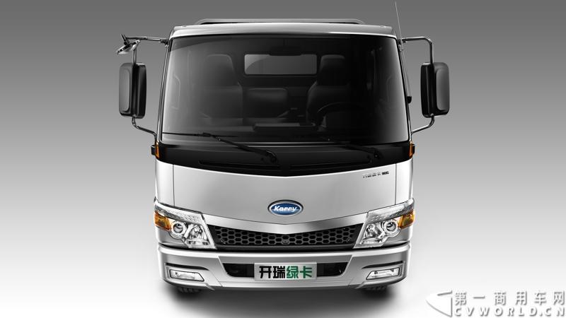 2013年12月13日，以“闯天地，立格局”为主题的开瑞绿卡2014商务年会在成都召开。奇瑞汽车公司领导、开瑞绿卡公司领导及来自全国各地的绿卡经销商、服务商、大客户专用车合作伙伴及部分媒体参加了会议。当日上午，开瑞绿卡2014全系新品亮相。图为karry栏板前脸。