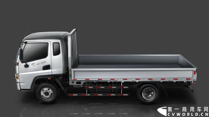 2013年12月13日，以“闯天地，立格局”为主题的开瑞绿卡2014商务年会在成都召开。奇瑞汽车公司领导、开瑞绿卡公司领导及来自全国各地的绿卡经销商、服务商、大客户专用车合作伙伴及部分媒体参加了会议。当日上午，开瑞绿卡2014全系新品亮相。图为karry排半栏板车。