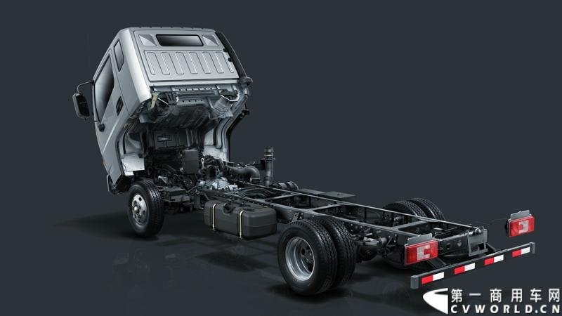 2013年12月13日，以“闯天地，立格局”为主题的开瑞绿卡2014商务年会在成都召开。奇瑞汽车公司领导、开瑞绿卡公司领导及来自全国各地的绿卡经销商、服务商、大客户专用车合作伙伴及部分媒体参加了会议。当日上午，开瑞绿卡2014全系新品亮相。图为karry排半栏板车。