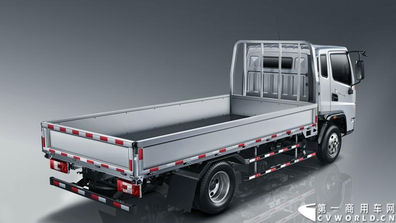 2013年12月13日，以“闯天地，立格局”为主题的开瑞绿卡2014商务年会在成都召开。奇瑞汽车公司领导、开瑞绿卡公司领导及来自全国各地的绿卡经销商、服务商、大客户专用车合作伙伴及部分媒体参加了会议。当日上午，开瑞绿卡2014全系新品亮相。图为karry排半栏板车。