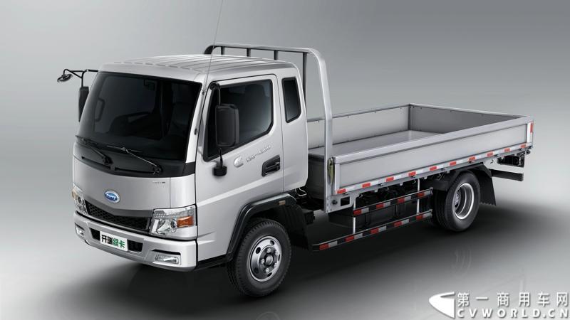 2013年12月13日，以“闯天地，立格局”为主题的开瑞绿卡2014商务年会在成都召开。奇瑞汽车公司领导、开瑞绿卡公司领导及来自全国各地的绿卡经销商、服务商、大客户专用车合作伙伴及部分媒体参加了会议。当日上午，开瑞绿卡2014全系新品亮相。图为karry排半栏板车。