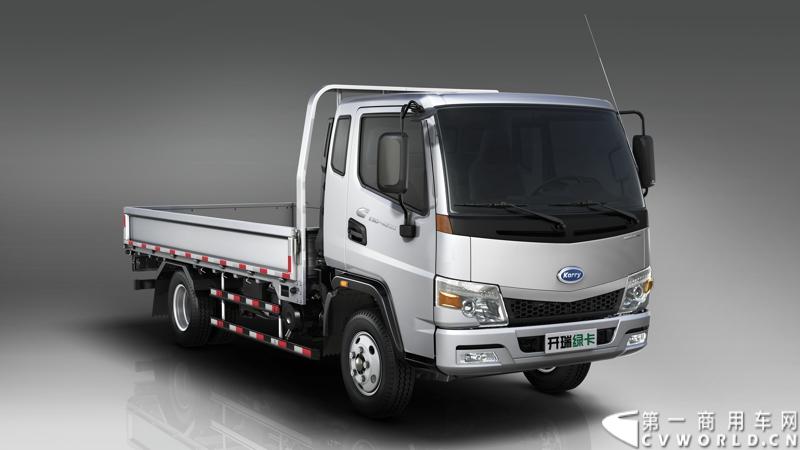 2013年12月13日，以“闯天地，立格局”为主题的开瑞绿卡2014商务年会在成都召开。奇瑞汽车公司领导、开瑞绿卡公司领导及来自全国各地的绿卡经销商、服务商、大客户专用车合作伙伴及部分媒体参加了会议。当日上午，开瑞绿卡2014全系新品亮相。图为karry排半栏板车。