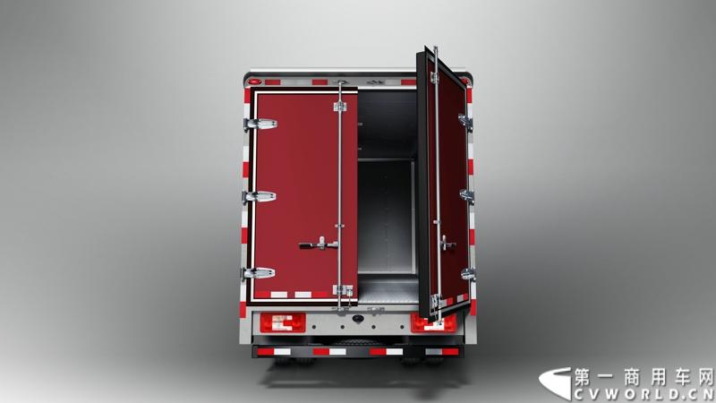 2013年12月13日，以“闯天地，立格局”为主题的开瑞绿卡2014商务年会在成都召开。奇瑞汽车公司领导、开瑞绿卡公司领导及来自全国各地的绿卡经销商、服务商、大客户专用车合作伙伴及部分媒体参加了会议。当日上午，开瑞绿卡2014全系新品亮相。图为karry排半厢式轻卡。