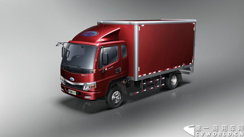 2013年12月13日，以“闯天地，立格局”为主题的开瑞绿卡2014商务年会在成都召开。奇瑞汽车公司领导、开瑞绿卡公司领导及来自全国各地的绿卡经销商、服务商、大客户专用车合作伙伴及部分媒体参加了会议。当日上午，开瑞绿卡2014全系新品亮相。图为karry排半厢式轻卡。