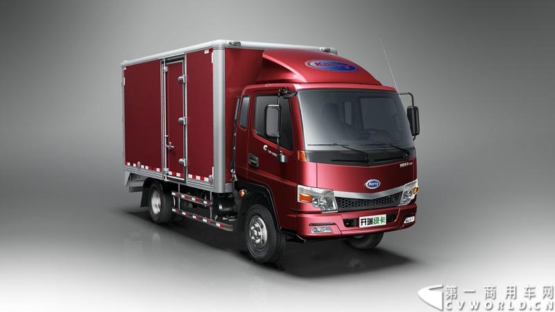 2013年12月13日，以“闯天地，立格局”为主题的开瑞绿卡2014商务年会在成都召开。奇瑞汽车公司领导、开瑞绿卡公司领导及来自全国各地的绿卡经销商、服务商、大客户专用车合作伙伴及部分媒体参加了会议。当日上午，开瑞绿卡2014全系新品亮相。图为karry排半厢式轻卡。