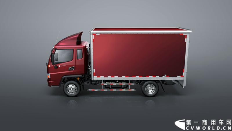 2013年12月13日，以“闯天地，立格局”为主题的开瑞绿卡2014商务年会在成都召开。奇瑞汽车公司领导、开瑞绿卡公司领导及来自全国各地的绿卡经销商、服务商、大客户专用车合作伙伴及部分媒体参加了会议。当日上午，开瑞绿卡2014全系新品亮相。图为karry排半厢式轻卡。