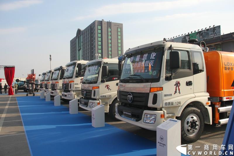 2013年12月17日，雷萨重机品牌发布暨雷萨起重机系列新品上市仪式在北京九华山庄举行。工程机械协会会长祁俊，福田汽车集团党委书记、总经理王金玉，福田汽车集团副总裁兼雷萨起重机事业部总裁程桦，福田汽车集团副总裁兼雷萨泵送事业部总裁罗玉良，福田汽车德国研究院院长曼弗雷德.兰哈特等高层出席本次仪式，1200余名经销商和嘉宾受邀参加活动。图为发布会现场。