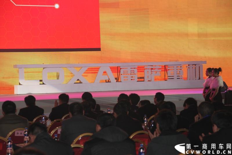 2013年12月17日，雷萨重机品牌发布暨雷萨起重机系列新品上市仪式在北京九华山庄举行。工程机械协会会长祁俊，福田汽车集团党委书记、总经理王金玉，福田汽车集团副总裁兼雷萨起重机事业部总裁程桦，福田汽车集团副总裁兼雷萨泵送事业部总裁罗玉良，福田汽车德国研究院院长曼弗雷德.兰哈特等高层出席本次仪式，1200余名经销商和嘉宾受邀参加活动。图为发布会现场。