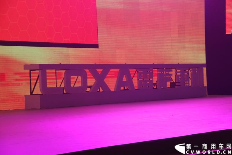 2013年12月17日，雷萨重机品牌发布暨雷萨起重机系列新品上市仪式在北京九华山庄举行。工程机械协会会长祁俊，福田汽车集团党委书记、总经理王金玉，福田汽车集团副总裁兼雷萨起重机事业部总裁程桦，福田汽车集团副总裁兼雷萨泵送事业部总裁罗玉良，福田汽车德国研究院院长曼弗雷德.兰哈特等高层出席本次仪式，1200余名经销商和嘉宾受邀参加活动。图为发布会现场。