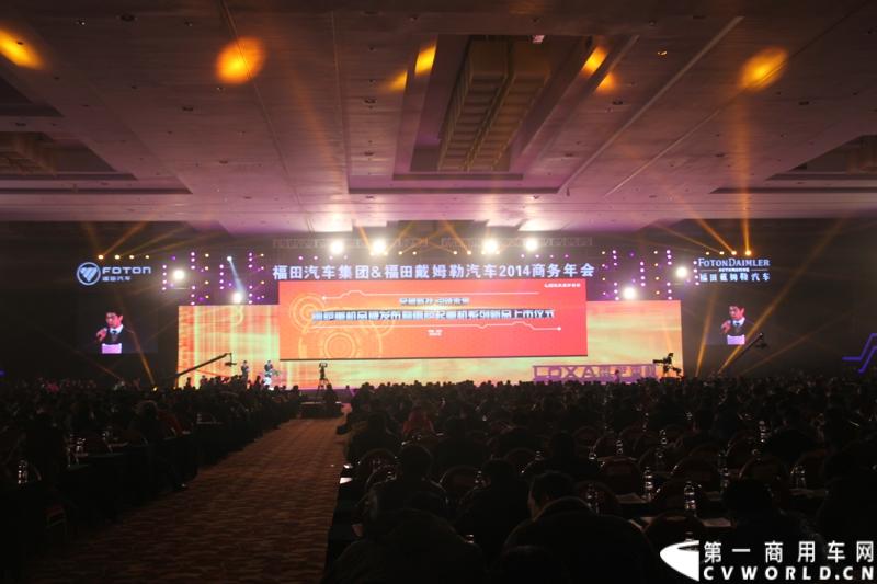 2013年12月17日，雷萨重机品牌发布暨雷萨起重机系列新品上市仪式在北京九华山庄举行。工程机械协会会长祁俊，福田汽车集团党委书记、总经理王金玉，福田汽车集团副总裁兼雷萨起重机事业部总裁程桦，福田汽车集团副总裁兼雷萨泵送事业部总裁罗玉良，福田汽车德国研究院院长曼弗雷德.兰哈特等高层出席本次仪式，1200余名经销商和嘉宾受邀参加活动。图为发布会现场。