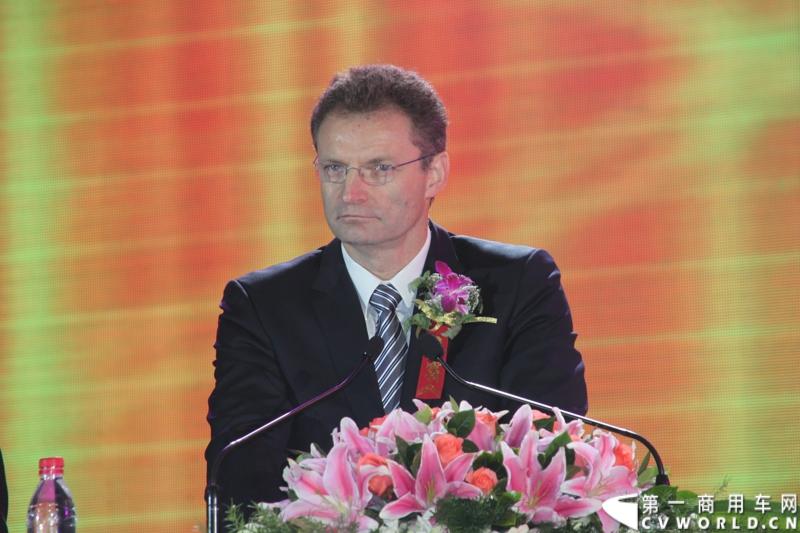 2013年12月17日，雷萨重机品牌发布暨雷萨起重机系列新品上市仪式在北京九华山庄举行。工程机械协会会长祁俊，福田汽车集团党委书记、总经理王金玉，福田汽车集团副总裁兼雷萨起重机事业部总裁程桦，福田汽车集团副总裁兼雷萨泵送事业部总裁罗玉良，福田汽车德国研究院院长曼弗雷德.兰哈特等高层出席本次仪式，1200余名经销商和嘉宾受邀参加活动。图为福田汽车德国研究院院长曼弗雷德.兰哈特。