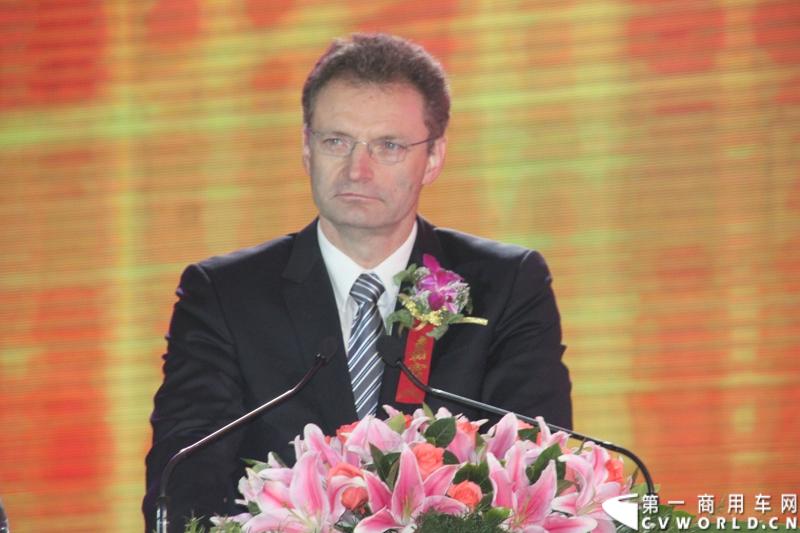 2013年12月17日，雷萨重机品牌发布暨雷萨起重机系列新品上市仪式在北京九华山庄举行。工程机械协会会长祁俊，福田汽车集团党委书记、总经理王金玉，福田汽车集团副总裁兼雷萨起重机事业部总裁程桦，福田汽车集团副总裁兼雷萨泵送事业部总裁罗玉良，福田汽车德国研究院院长曼弗雷德.兰哈特等高层出席本次仪式，1200余名经销商和嘉宾受邀参加活动。图为福田汽车德国研究院院长曼弗雷德.兰哈特。