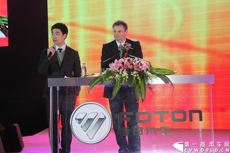 2013年12月17日，雷萨重机品牌发布暨雷萨起重机系列新品上市仪式在北京九华山庄举行。工程机械协会会长祁俊，福田汽车集团党委书记、总经理王金玉，福田汽车集团副总裁兼雷萨起重机事业部总裁程桦，福田汽车集团副总裁兼雷萨泵送事业部总裁罗玉良，福田汽车德国研究院院长曼弗雷德.兰哈特等高层出席本次仪式，1200余名经销商和嘉宾受邀参加活动。图为福田汽车德国研究院院长曼弗雷德.兰哈特。