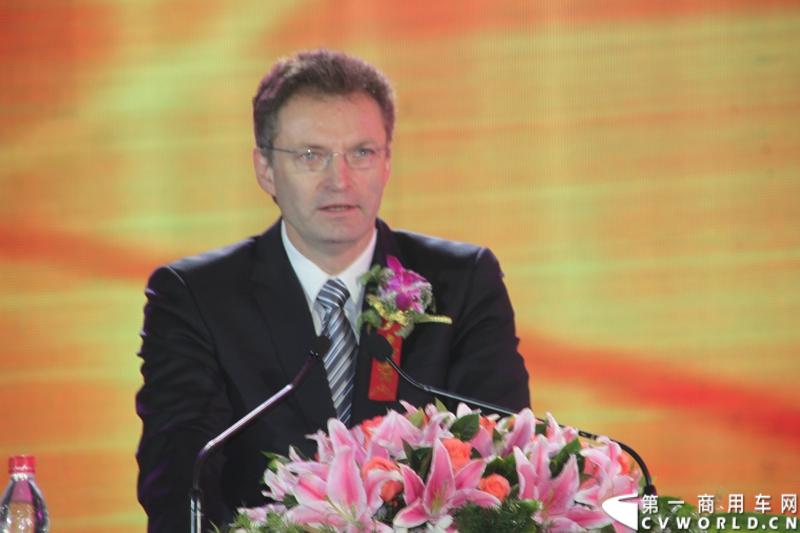 2013年12月17日，雷萨重机品牌发布暨雷萨起重机系列新品上市仪式在北京九华山庄举行。工程机械协会会长祁俊，福田汽车集团党委书记、总经理王金玉，福田汽车集团副总裁兼雷萨起重机事业部总裁程桦，福田汽车集团副总裁兼雷萨泵送事业部总裁罗玉良，福田汽车德国研究院院长曼弗雷德.兰哈特等高层出席本次仪式，1200余名经销商和嘉宾受邀参加活动。图为福田汽车德国研究院院长曼弗雷德.兰哈特。