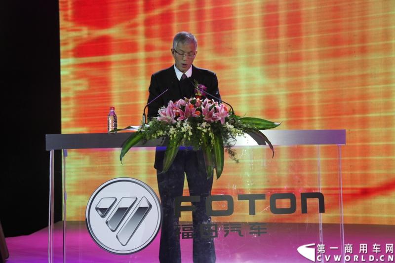 2013年12月17日，雷萨重机品牌发布暨雷萨起重机系列新品上市仪式在北京九华山庄举行。工程机械协会会长祁俊，福田汽车集团党委书记、总经理王金玉，福田汽车集团副总裁兼雷萨起重机事业部总裁程桦，福田汽车集团副总裁兼雷萨泵送事业部总裁罗玉良，福田汽车德国研究院院长曼弗雷德.兰哈特等高层出席本次仪式，1200余名经销商和嘉宾受邀参加活动。图为工程机械协会会长祁俊。