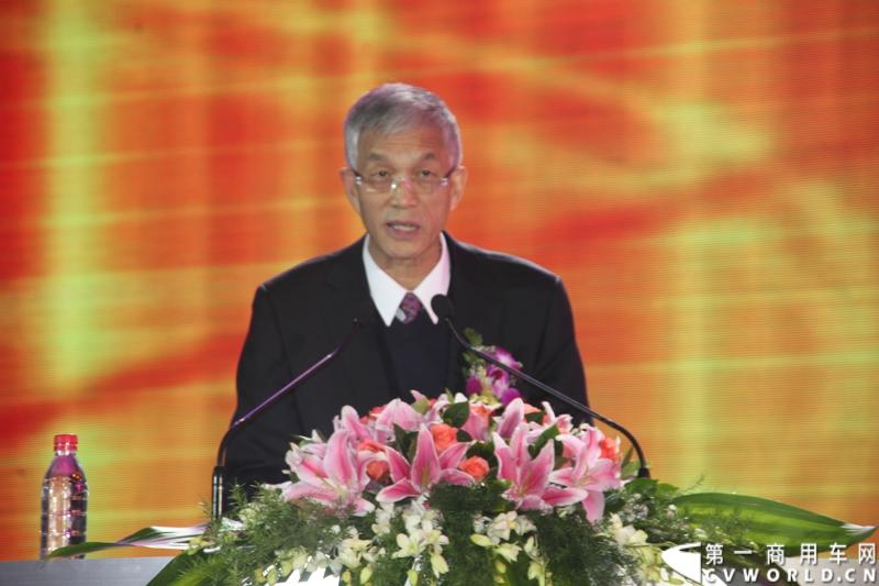 2013年12月17日，雷萨重机品牌发布暨雷萨起重机系列新品上市仪式在北京九华山庄举行。工程机械协会会长祁俊，福田汽车集团党委书记、总经理王金玉，福田汽车集团副总裁兼雷萨起重机事业部总裁程桦，福田汽车集团副总裁兼雷萨泵送事业部总裁罗玉良，福田汽车德国研究院院长曼弗雷德.兰哈特等高层出席本次仪式，1200余名经销商和嘉宾受邀参加活动。图为工程机械协会会长祁俊。