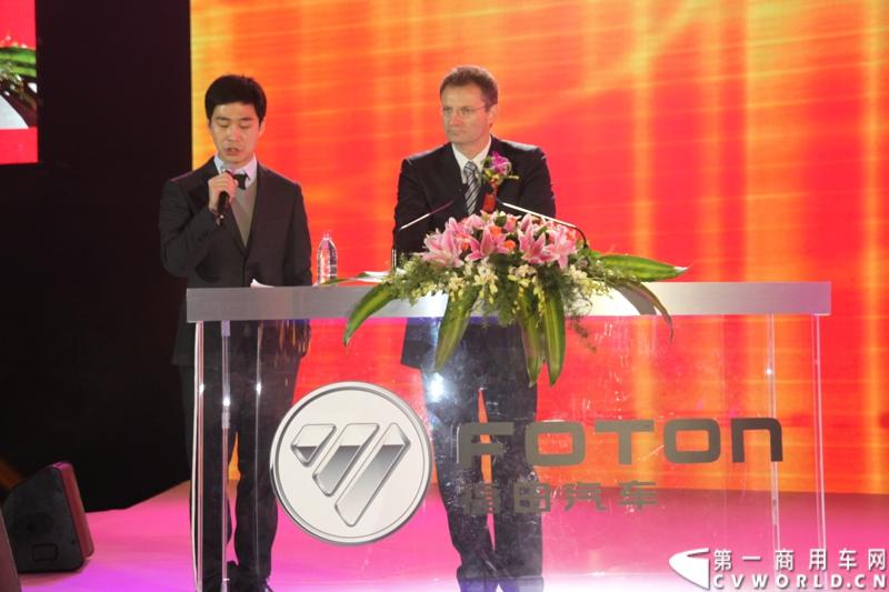 2013年12月17日，雷萨重机品牌发布暨雷萨起重机系列新品上市仪式在北京九华山庄举行。工程机械协会会长祁俊，福田汽车集团党委书记、总经理王金玉，福田汽车集团副总裁兼雷萨起重机事业部总裁程桦，福田汽车集团副总裁兼雷萨泵送事业部总裁罗玉良，福田汽车德国研究院院长曼弗雷德.兰哈特等高层出席本次仪式，1200余名经销商和嘉宾受邀参加活动。图为福田汽车德国研究院院长曼弗雷德.兰哈特。