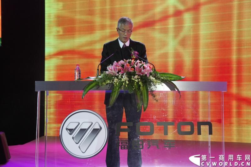 2013年12月17日，雷萨重机品牌发布暨雷萨起重机系列新品上市仪式在北京九华山庄举行。工程机械协会会长祁俊，福田汽车集团党委书记、总经理王金玉，福田汽车集团副总裁兼雷萨起重机事业部总裁程桦，福田汽车集团副总裁兼雷萨泵送事业部总裁罗玉良，福田汽车德国研究院院长曼弗雷德.兰哈特等高层出席本次仪式，1200余名经销商和嘉宾受邀参加活动。图为工程机械协会会长祁俊。