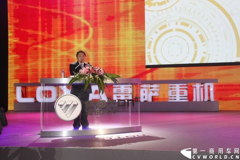 2013年12月17日，雷萨重机品牌发布暨雷萨起重机系列新品上市仪式在北京九华山庄举行。工程机械协会会长祁俊，福田汽车集团党委书记、总经理王金玉，福田汽车集团副总裁兼雷萨起重机事业部总裁程桦，福田汽车集团副总裁兼雷萨泵送事业部总裁罗玉良，福田汽车德国研究院院长曼弗雷德.兰哈特等高层出席本次仪式，1200余名经销商和嘉宾受邀参加活动。图为福田汽车集团副总裁兼雷萨起重机事业部总裁程桦。